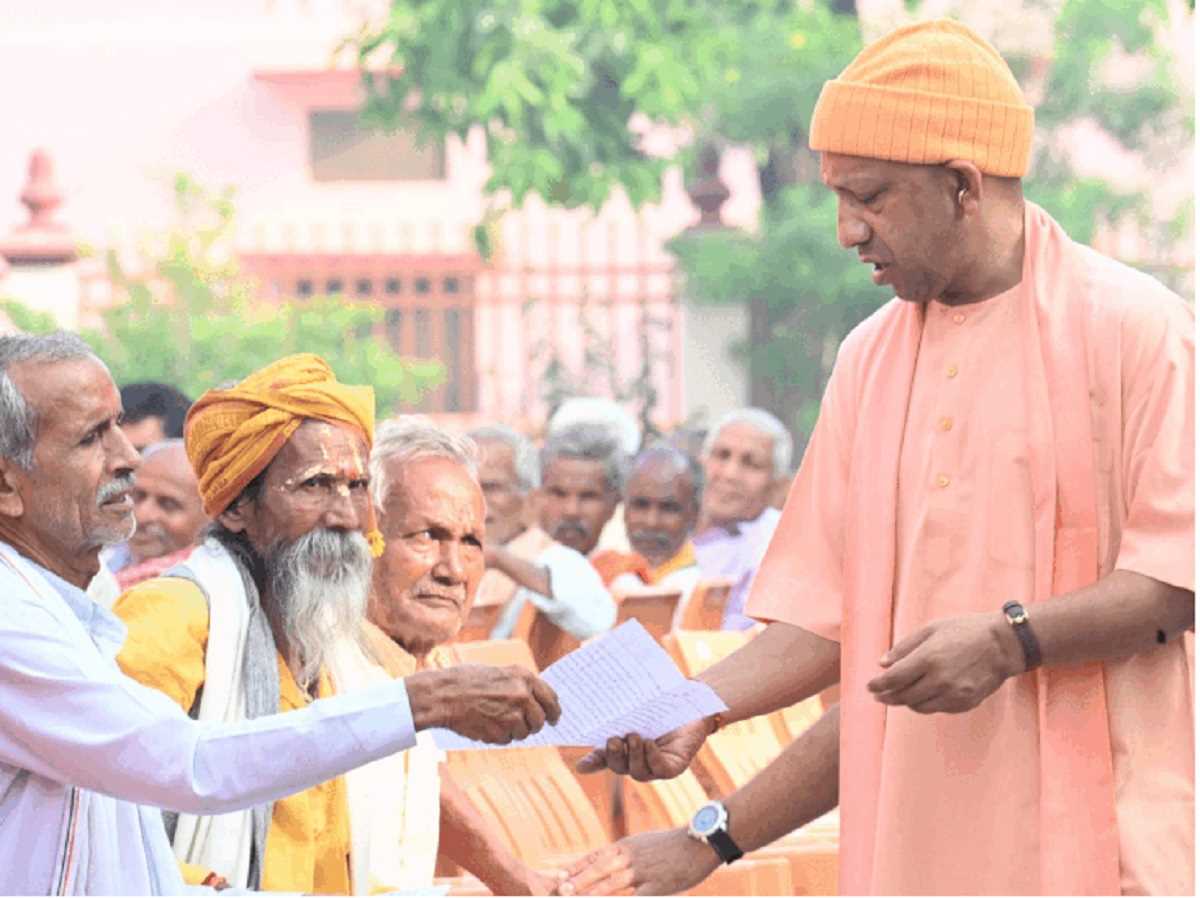 यूपी: जनता दर्शन में मुख्यमंत्री योगी ने सुनीं 200 लोगों की समस्याएं